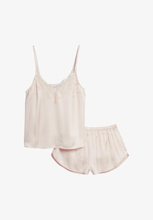Hellrosa Satin-Camisole mit Spitzenbesatz kombiniert mit passenden Shorts mit elastischem Bund als Pyjama-Set auf weißem Hintergrund.