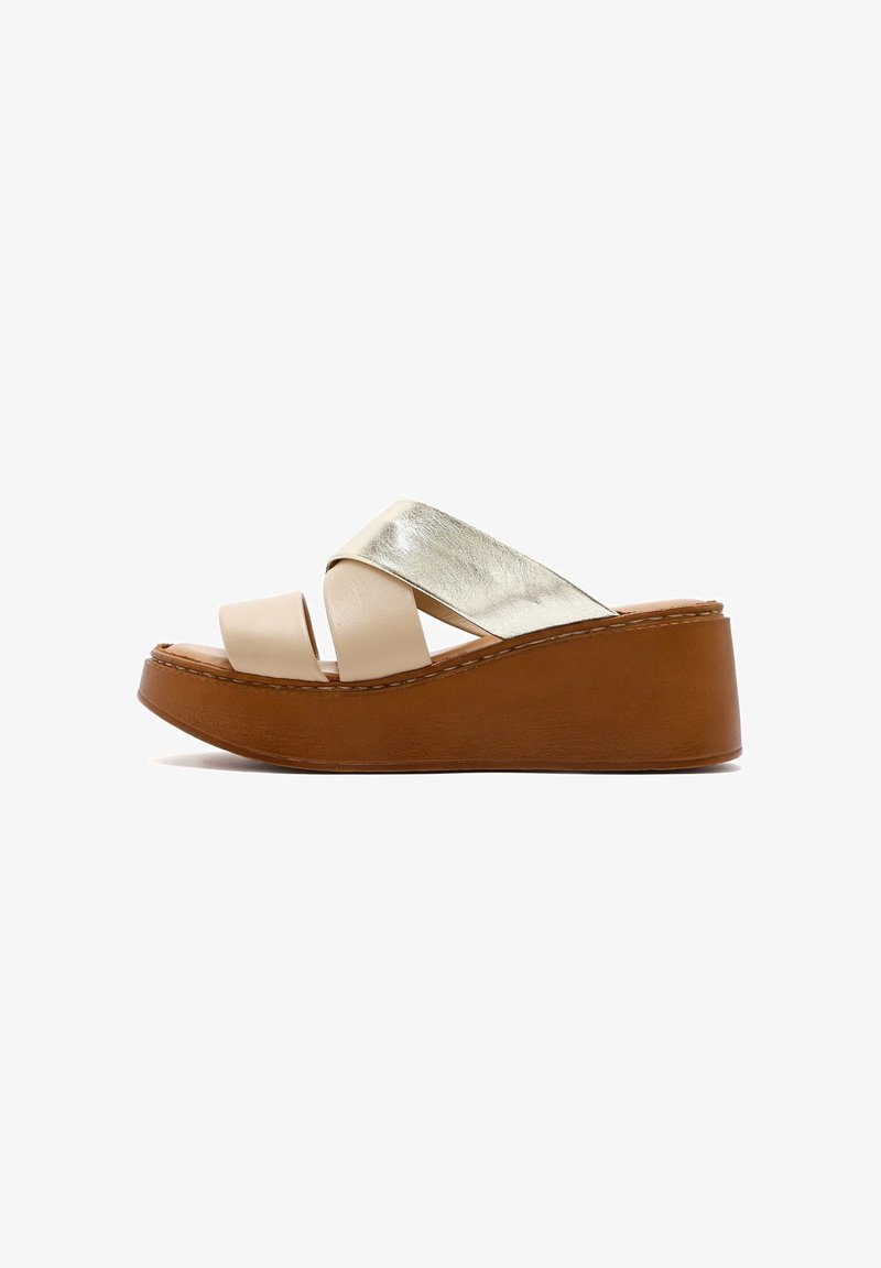Beige Keilsandalen mit zwei breiten Riemen; einer aus glänzendem goldenen Leder, der andere aus mattem Beige. Plattformsohle in Braun mit Nähedetails.