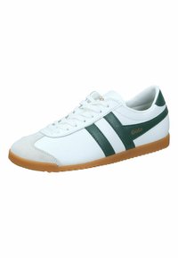 Sneaker bianco con due strisce verdi, punta in camoscio e suola in gomma. Presenta un colletto imbottito e lacci sulla parte anteriore. Marchio Gola.