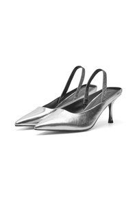 Tacchi slingback metallici argento con punta a stiletto e tacco sottile. Presentano una texture liscia e un design minimalista.