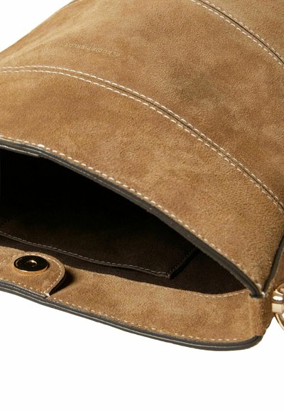 Interno di una borsa in suede marrone con una fodera scura, caratterizzato da cuciture decorative e un dettaglio con chiusura a pressione.
