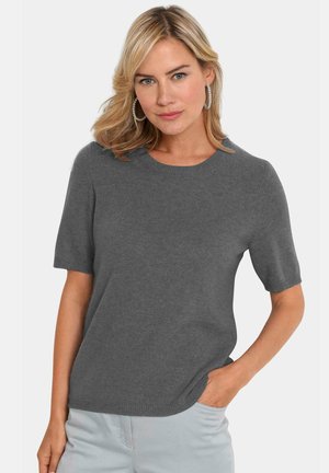 Grijze short-sleeve trui met ronde hals, geribbelde textuur, zachte stof en een relaxte pasvorm, gecombineerd met lichtgekleurde broeken.