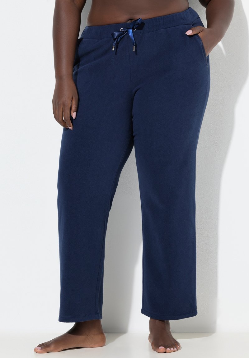 Marineblauwe joggingbroek met een tailleband met trekkoord, zakken en een ontspannen pasvorm. Gemaakt van zachte, gestructureerde stof voor comfort.