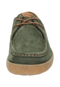 Grüner Wildleder-Mokassin-Schuh mit braunen Schnürsenkeln und beigem Nähten. Verfügt über eine runde Zehenpartie und eine strukturierte Gummisohle.