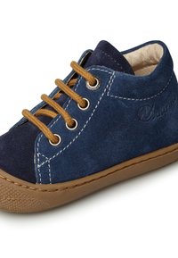 Zapatos para bebé de ante azul con cordones marrones, costuras en contraste y suela de goma texturizada; punta redondeada y detalle de marca distintivo.