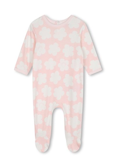 Ensemble en coton rose pour bébé avec manches longues, motif floral blanc, fermeture à pression au niveau du col, et design avec pieds pour un confort supplémentaire.