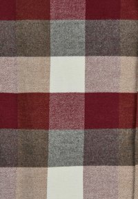 Geweven stof met een rood, grijs en beige ruitpatroon. Zachte textuur met verschillende tinten, waaronder crème en lichtbruine vierkanten tussen de ruiten.