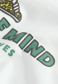 Non sélectionné, white pink green skateboard