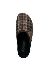 Bruine geruite instappantoffel met een zachte viltupper, zwarte binnenvoering en een klein leren accent bij de hiel. Platte, ronde vorm.