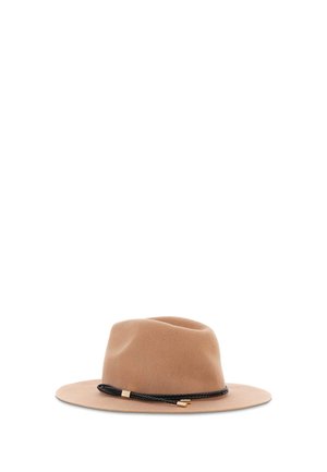 Hellbrauner breitkrempiger Fedora-Hut mit schwarzem geflochtenem Band und goldenen Metallakzenten, vor weißem Hintergrund präsentiert.