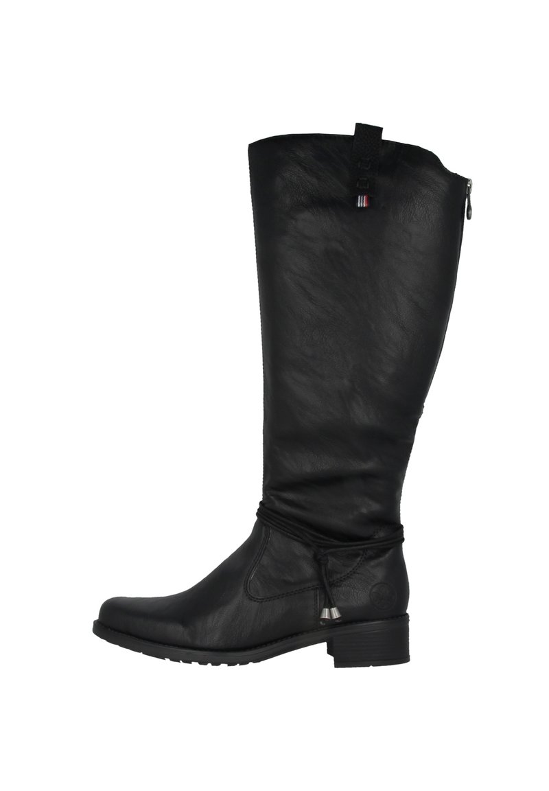 Bottes en cuir noir arrivant au genou avec une finition légèrement texturée, fermeture éclair sur le côté et une languette décorative, dotées d'un petit talon carré.