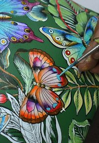 Een gedetailleerde illustratie van kleurrijke vlinders op een groene achtergrond, met levendige oranjetinten, blauwe en paarse tinten en ingewikkelde bladvormen.