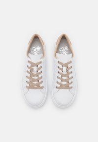 Baskets blanches avec des lacets et un intérieur beige. Fabriquées en simili cuir avec une finition texturée et un logo sur la semelle intérieure. Design à bout rond.