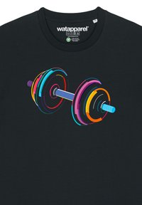 Schwarzes T-Shirt mit einem bunten, stilisierten Hantel-Design, das runde Gewichtsscheiben in lebhaften Farben und einen blauen Griff zeigt.