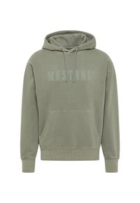 Hoodie en coton vert avec une poche avant, capuche à cordon et le texte "MUSTANG" imprimé en ton vert plus clair sur la poitrine.