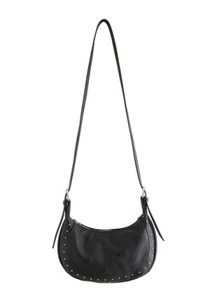 Sort skuldertaske i læder med lang rem, rund form, lynlås og små sølvnitter langs kanterne.