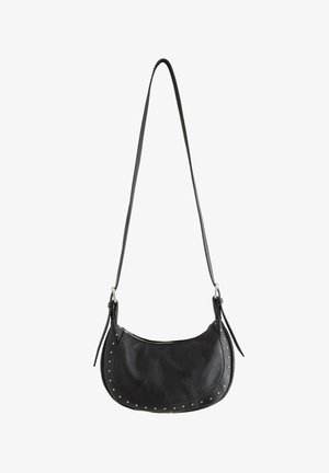 Musta nahkainen olkalaukku, jossa pitkä hihna, pyöristetty muoto, vetoketjusuljenta ja pienet hopeiset niitit reunoilla.