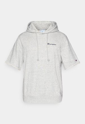 Graues Kapuzen-T-Shirt mit kurzen Ärmeln aus weichem Stoff, mit einer Fronttasche, Kordelzug am Kapuzen und gesticktem "Champion"-Logo auf der Brust.
