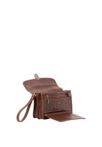 Borsetta in pelle marrone con chiusura a zip, tasche esterne, cuciture a contrasto e tracolla staccabile.