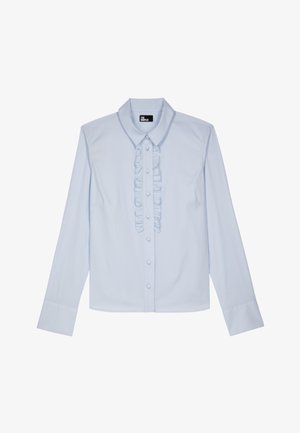 Blusa a maniche lunghe azzurro chiaro con un davanti e un colletto arricciati. Presenta una chiusura con bottoni e una texture di cotone morbido.