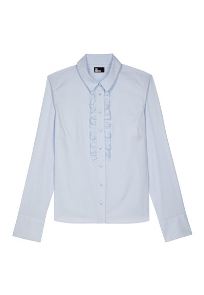 Blusa de manga larga azul claro con volante en el frente y el cuello. Presenta un diseño abotonado y una textura de algodón suave.