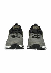 Sportschuhe aus grauem gewebtem Stoff, mit schwarzen Akzenten und weißer Zwischensohle. Eigenschaften sind eine abgerundete Zehenpartie, verstärkter Fersenbereich und ein gemusterter Außensohlen.