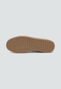 Suela de zapato de goma con un patrón de panal, con una superficie lisa y bordes redondeados. El color es marrón claro con un sutil detalle de marca.