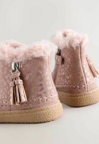 Rosa Kunstleder-Stiefeletten mit einem weichen Kunstfellkragen, Reißverschluss, strukturierten Gummisohlen mit Quasten-Detail und Leopardenmuster.