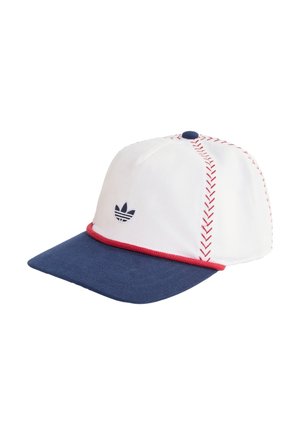 Witte en marineblauwe pet met rode baseballstiksels, marineblauwe klep, rode rand en klein zwart Adidas-logo op het voorpaneel.