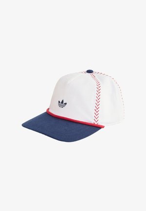 Cappellino bianco e blu navy con cuciture rosse in stile baseball, visiera blu navy, bordo rosso e piccolo logo Adidas nero sul pannello frontale.