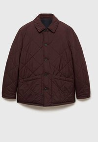 Veste matelassée marron foncé avec cinq boutons sur le devant, deux grandes poches avant et un col classique, présentée sur un fond clair.