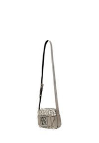 Borsa a tracolla grigia con una tracolla nera, caratterizzata da una parte frontale decorata con un motivo e del testo. La borsa ha una forma rettangolare e rifiniture piatte.
