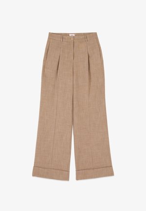 Pantalon beige taille haute à jambes larges avec plis à l'avant, passants pour ceinture, fermeture par bouton et ourlets larges repliés.