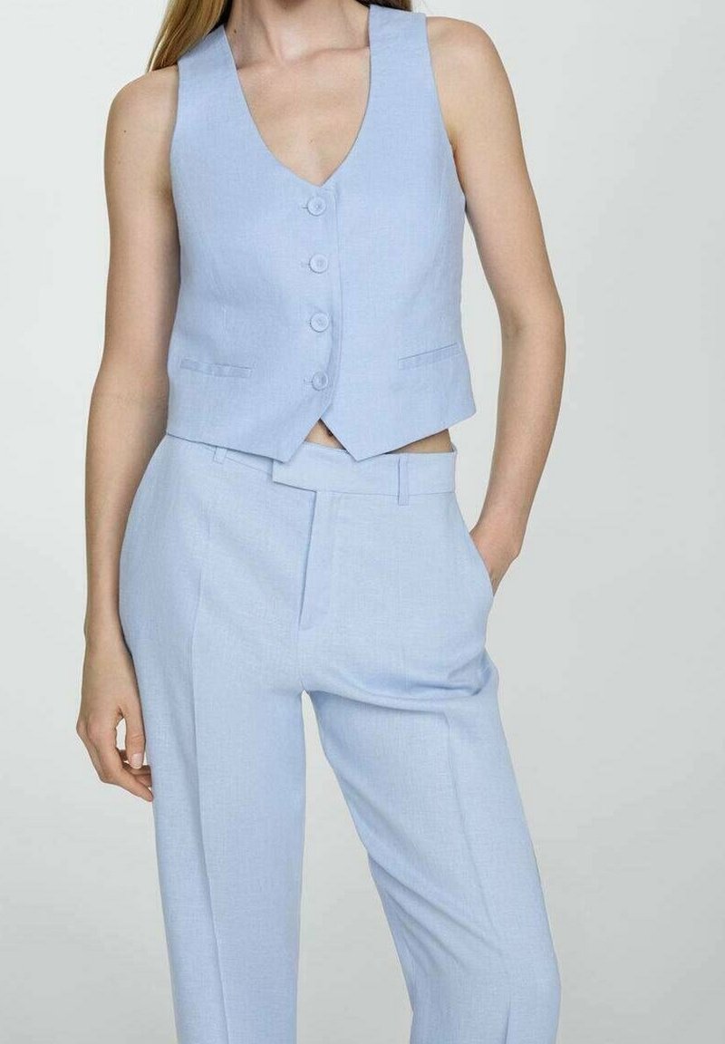 Světle modrá lněná vesta s výstřihem do V, se třemi knoflíky a dvěma bočními kapsami, v kombinaci s odpovídajícími kalhotami s vysokým pasem. Hladká textura, střih na míru.