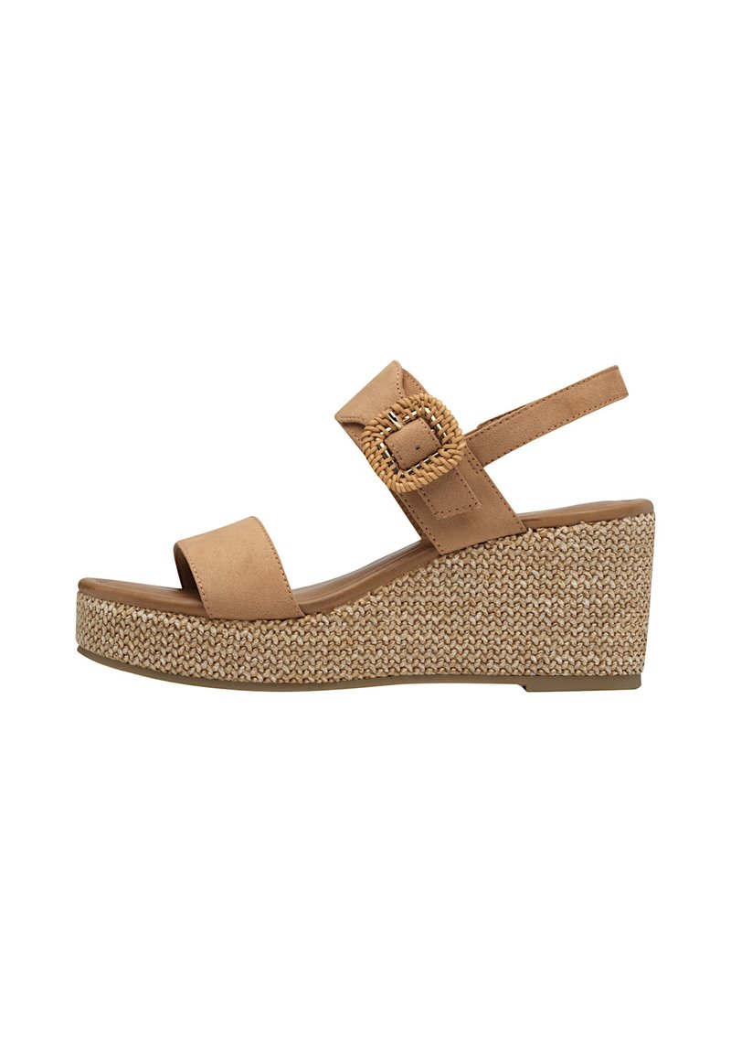Sandale à talons en corde de couleur tan, avec un dessus en matériau doux, un design ouvert à l’avant, une lanière ajustable avec une boucle tressée, et une plateforme en jute tressé.