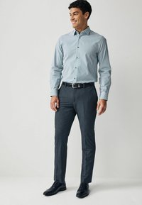 Next TRIMMED FIT SINGLE CUFF - REGULAR FIT - Camicia - white teal blue stripe