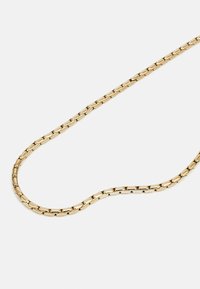Collar de cadena de metal dorado con eslabones rectangulares y alargados con un acabado suave. Diseño ligero apto para superponer.