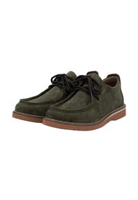 Zapatos de ante verde con un diseño de cordones, costuras en marrón que contrastan y una suela de goma con un patrón texturizado.
