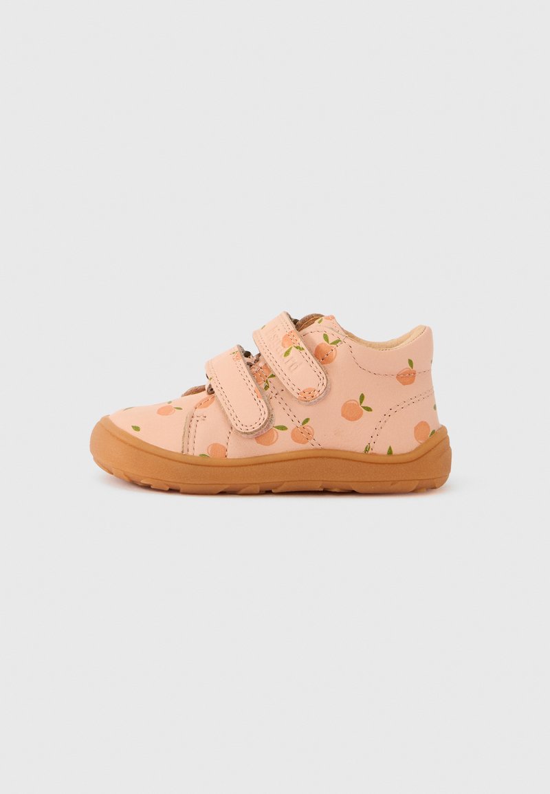 Chaussures en cuir végétalien rose avec imprimé d'orange, double brides Velcro, et une semelle en caoutchouc beige. Forme arrondie pour un ajustement confortable.