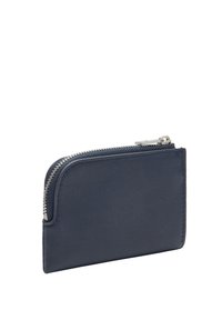 Granatowy skórzany portfel o gładkiej fakturze, z zamknięciem na zamek i prostokątnym kształcie; posiada delikatny wzór ziaren.