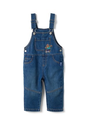 Jeansblaue Kinderlatzhosen mit verstellbaren Trägern, einer Fronttasche, Seitentaschen und einem Cartoon-Skateboarder-Emblem auf der Brust.