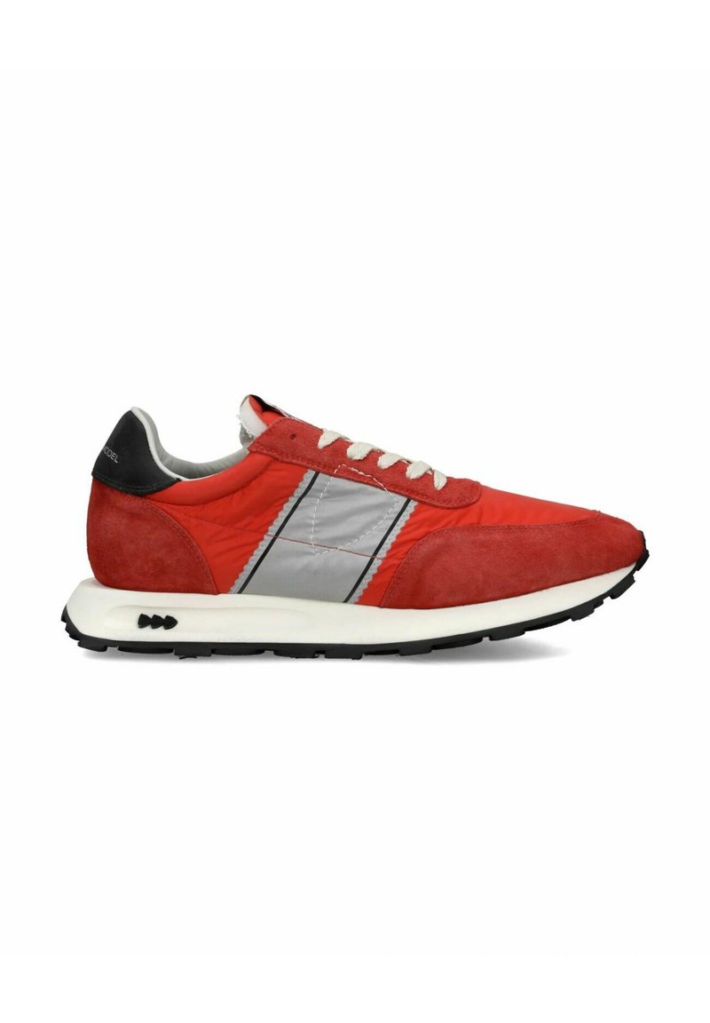 Sneaker rossa con tomaia in suede e nylon. Presenta dettagli argentati, lacci bianchi e tallone nero. Punta arrotondata e suola intermedia spessa bianca con suola esterna nera.