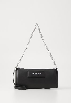 Zwart rechthoekig Kate Spade New York polstasje met zilveren kettingriem en bovenste ritssluiting op een witte achtergrond.