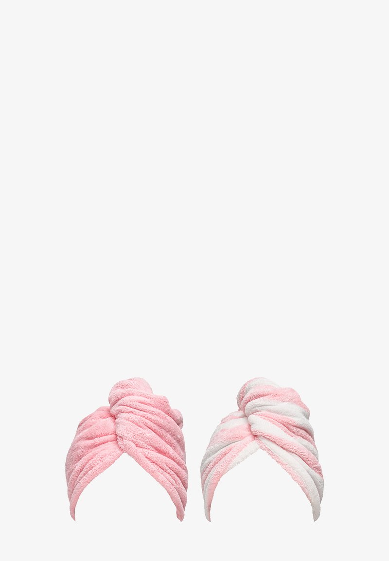 Dos toallas para el cabello de tela felpuda suave y retorcida, una de color rosa sólido y otra a rayas rosa y blanca, sobre un fondo blanco liso.