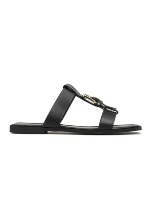 Czarna płaska sandałka na wsuwkę z dwoma skórzanymi paskami i metalową klamrą na górnym pasku, przedstawiona z boku na białym tle.