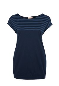 Camiseta azul marino con mangas cortas enrolladas, que presenta un patrón de rayas horizontales en tonos variados de azul en la parte superior. Material de algodón suave.