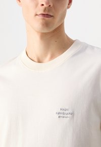 Mads Nørgaard FRODE LOGO TEE - Základné tričko - vanilla ice