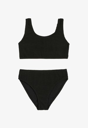 Czarny, teksturowany dwuczęściowy strój kąpielowy z topem o dekolcie w kształcie litery U i wysokim stanem na białym tle.