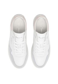 Sneakers bianchi realizzati in pelle e tessuto, con design a lacci, accenti grigi e logo in rilievo sulla linguetta e sul lato.