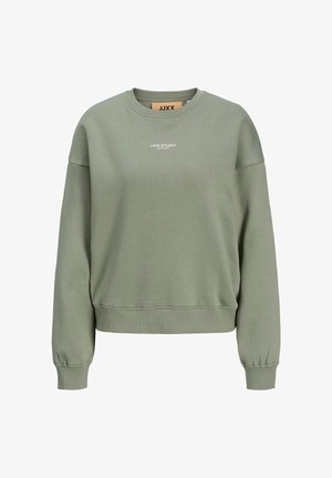 Juoda-žalia crewneck tipo džemperis su ilgomis rankovėmis ir balta "JJXX STUDIO" užrašu ant krūtinės.